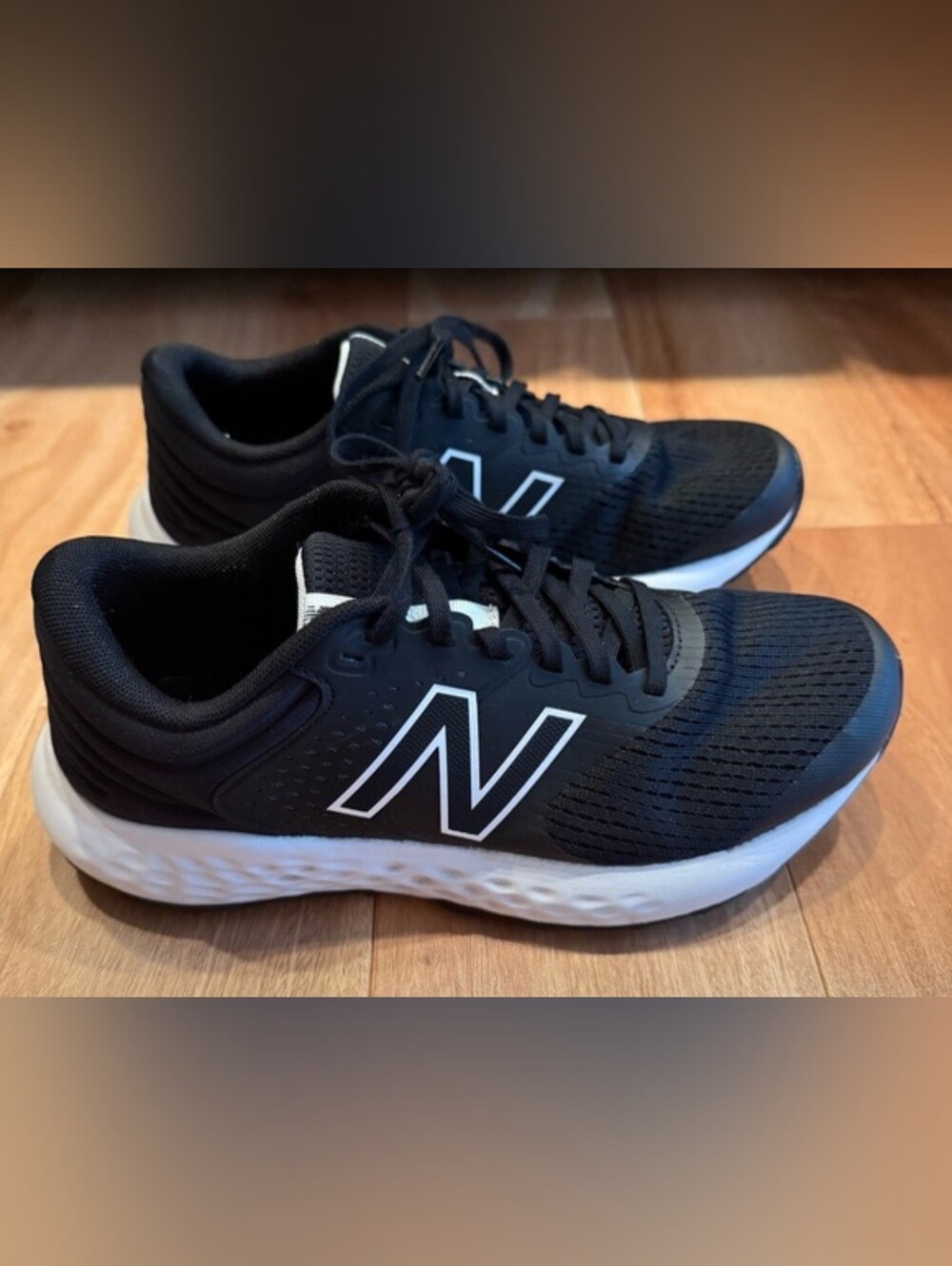 Women's Black & White New Balance 520 v7 Sz 7.5w Sneaker - Picture 2 of 4